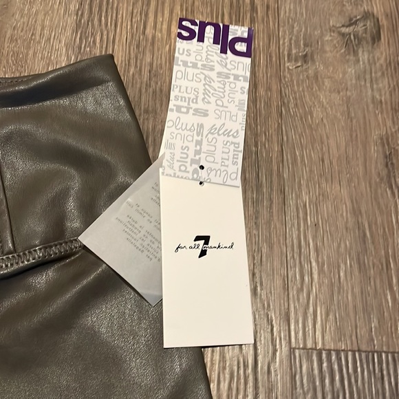 Women’s 7 for all Mankind Pleather Pants Sz 1X NWT - Picture 2 of 3